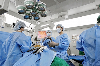 ▲ 대장암 수술중인 의료진<br>최근엔 광주전남지역에 대장암이 급격히 늘어나는 추세를 보이고 있다