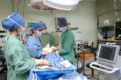 서울대학교병원 김수진 유방내분비외과 교수가 신경 모니터링으로 후두신경 손상 여부를 확인하고 있다.