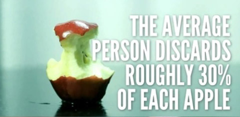 
	한 남성이 동영상을 통해 사과 먹는 방법을 설명하고 있다. 사과를 옆면으로 돌려가며 먹으면 사과의 30%를 낭비하게 된다는 내용이다. 
