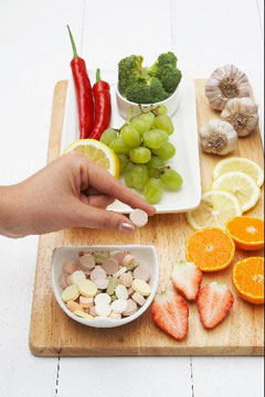 
	다양한 영양소를 갖고 있는 채소, 과일과 영양제의 모습
