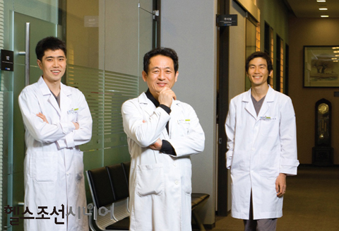 
	안강병원 의료진 모습. (왼쪽부터) 안강병원 김정호 부원장, 안강원장, 박치우 부원장.
