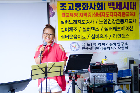 �� ������ �뷡�� �θ��� �ִ�.