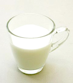 
	컵에 든 우유 사진
