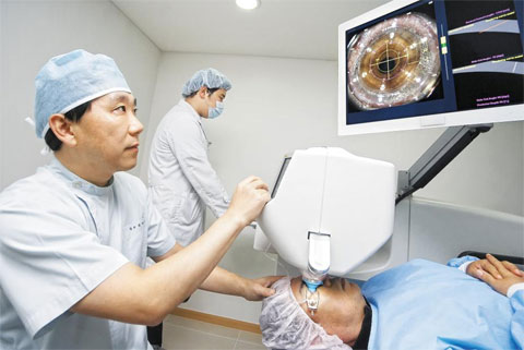 
    세란안과 이영기 원장이 펨토세컨드 레이저를 이용한 백내장 수술을 시행하고 있다.
    