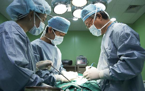 
	구자일 병원장이 대장암 환자의 수술을 집도하는 모습
