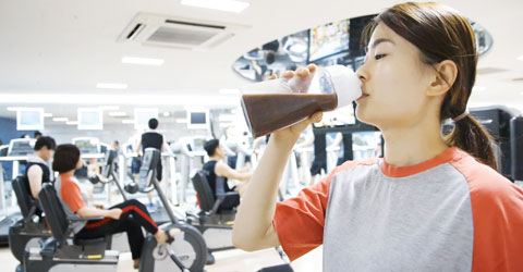 근육질의 몸매를 만들기 위해 먹는 단백질보충제는 잘못 섭취하면 간과 신장에 무리를 줄 수 있다.