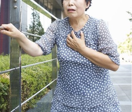 심장박동 이상으로 인해 가슴 통증을 보이는 중년 여성