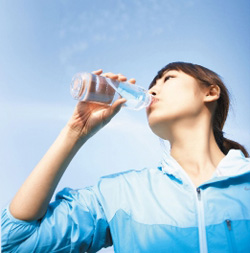 물을 마시는 여성