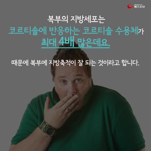 입을 가린 남자 사진