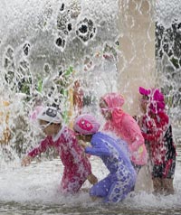 워터파크에서 인공 폭포를 즐기고 있는 아이들
