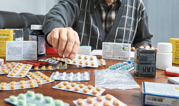 우리나라 노인들이 하루 평균 복용하는 약 개수를 보면 입원 환자는