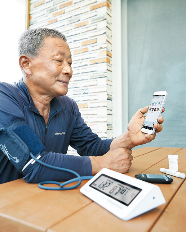 19년 전에 당뇨병 진단을 받은 김윤호씨는 지난해에 ‘건강iN’ 앱을 이용해 의사와 혈당 관리를 시작한 이후로 혈당 수치가 안정적으로 낮아졌다.