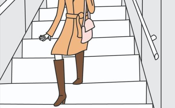 계단을 내려오는 여성