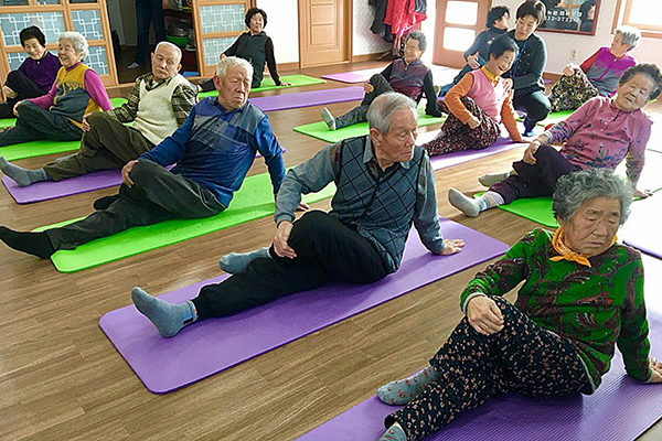 평창군 노인들이 근감소증 예방과 완화를 위해 근력운동을 하고 있는 모습
