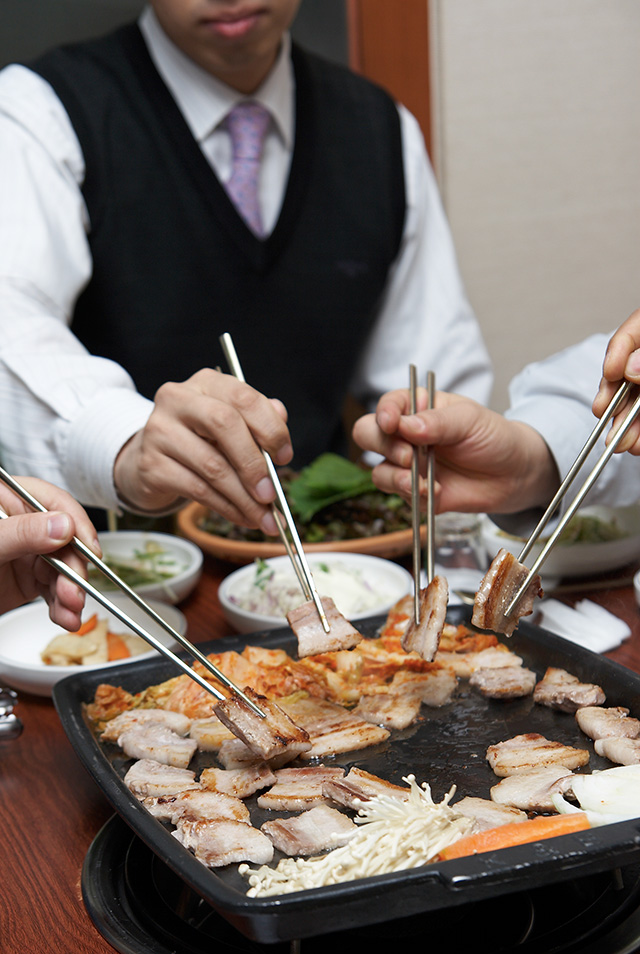 삼겹살을 굽고 있는 사진