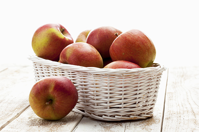 여러 개의 사과가 바구니에 담겨 있는 모습이다