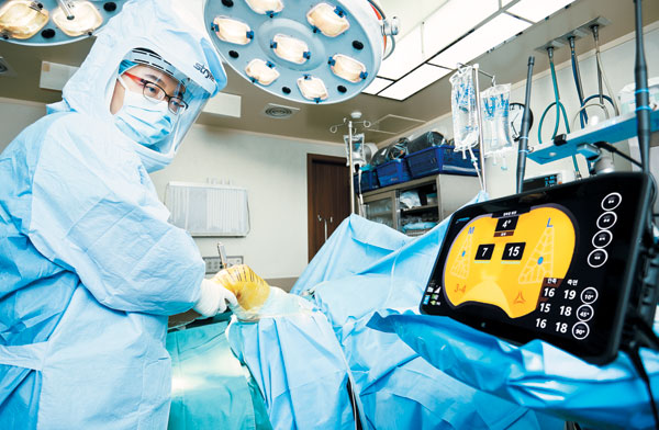 권세광 병원장이 바이오센서를 이용한 맞춤형 인공관절 수술을 하는 모습.