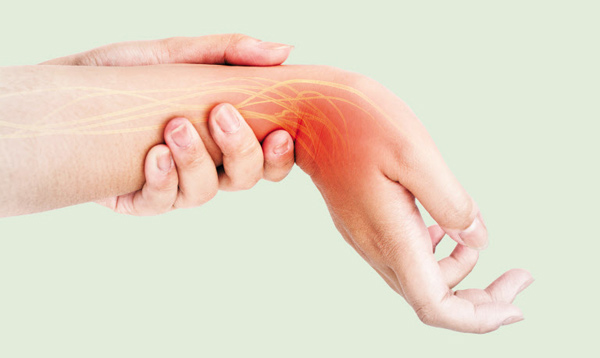 손목터널증후군은 단순 혈액순환장애와는 달리 새끼손가락을 제외한 손가락과 손바닥이 저린 증상이 나타난다.