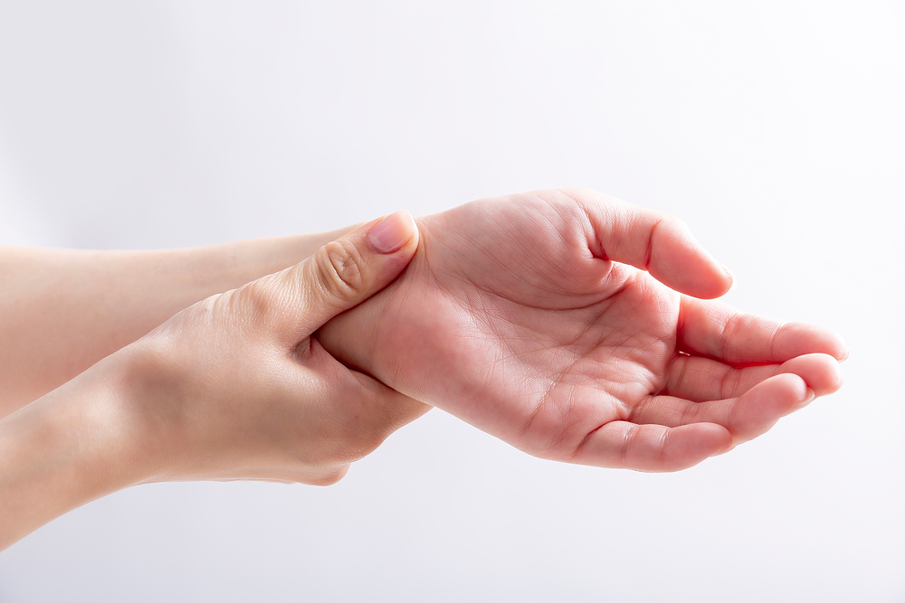 손이 너무 저리고, 다른 사람 손 같아요. 치료방법이 있나요?