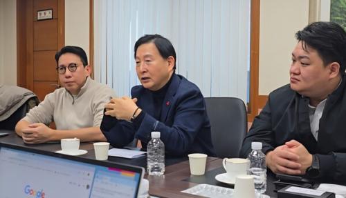 �ѱ��Ǿ�ǰ������ȸ�� �ų���ڰ���ȸ�� �����ϰ�&nbsp;�డ���� ����ǳ�� ����ߴ�.(��������=������ȸ ���ڴ�)