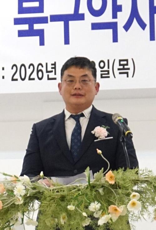 ��ȫ�� �ϱ����ȸ���� �λ縻�� �ϰ� �ִ�.