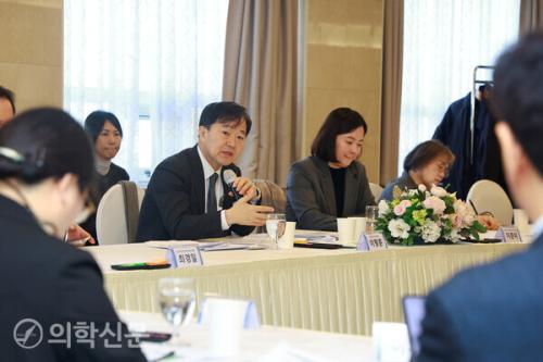 ������ ������ ��2����(���)�� ÷��������̿� �������ȸ���� �߾��ϰ� �ִ�. / ��������=���Ǻ�����