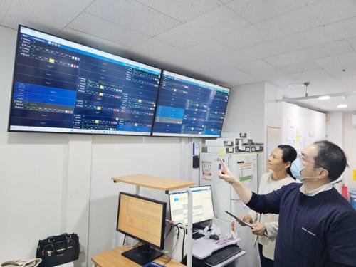 ���Ϻ��� �Ƿ����� ���� ����͸� �ý��� ��ũ�� ���� ȯ�� ���¸� Ȯ���ϰ� �ִ�. (��������=�������)