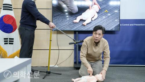 ����һ���ȸ ��â�� ������ ���� ���̵���ο� ���� ���� ����һ� �ÿ��� �ϰ� �ִ�. / ��������=��������û