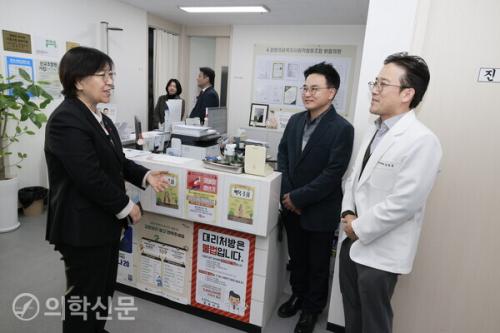 ������ ���(���� ù��°)�� �����ǷἾ�ͷ� ������ �����ǿ��� �湮�ϰ� �ִ�. / ��������=���Ǻ�����