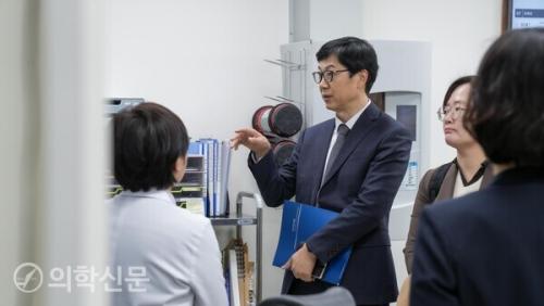 ��Ⳳ ����û ����(���)�� �������꺴���� �湮�ϰ� �ִ�. / ��������=��������û