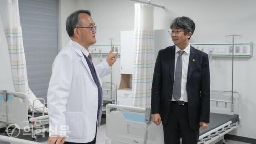 �ӽ°� û��(������)�� ��õ�� �������������� �湮�� ġ�ź����� �����ϰ� �ִ�. / ��������=��������û