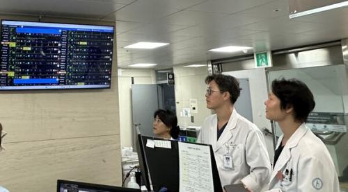 �����ѱ����� �Ƿ������� ��ũ ����͸� ���� ȯ�� ���¸� Ȯ���ϰ� �ִ�.(��������=�������)