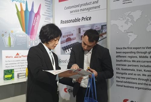 �������� �ؿܿ���1�� ������ �븮(����)�� ���� ���̾�� ����ϰ� �ִ�.(��������=��������)