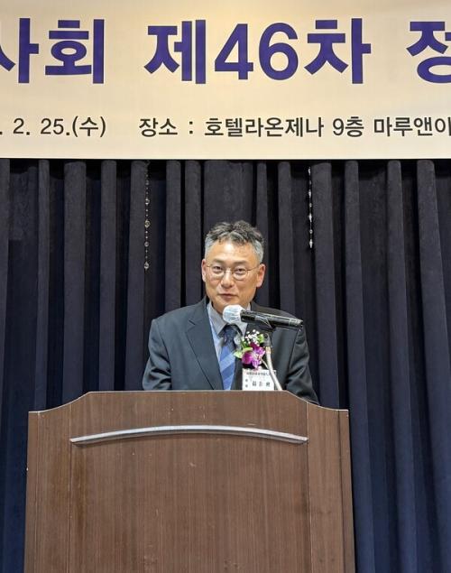 ������ ȸ���� �λ縻�� �ϰ� �ִ�.