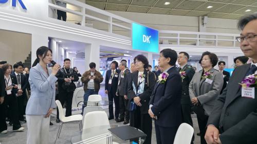 DK�ν��� ã�� �Ƿ�� �����ڵ��� ��ǰ�� ���� ������ ��� �ִ�.