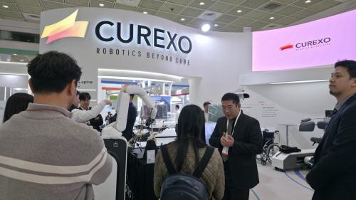 ť���� �ν��� ã�� �ܱ��� �������� ��ǰ�� ���� ������ ��� �ִ�.