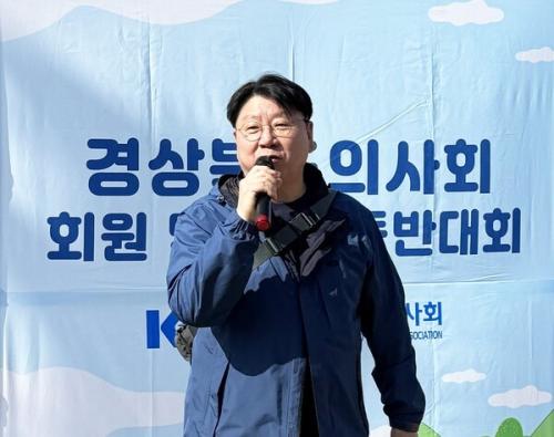 �̱�ȣ ����ǻ�ȸ���� �λ縻�� �ϰ� �ִ�.