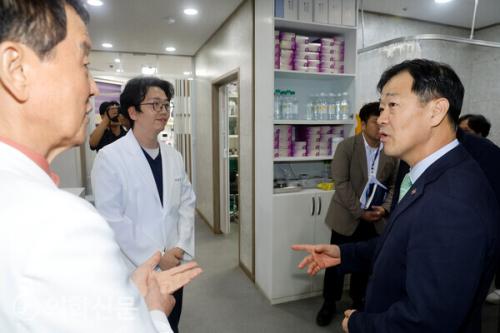 ������ ������ 2����(������ ù��°)�� û�籺 �����Ƿ���� �湮�� ���յ����غ��Ȳ�� �����ϰ� �ִ�.&nbsp;/ ������ó=���Ǻ�����