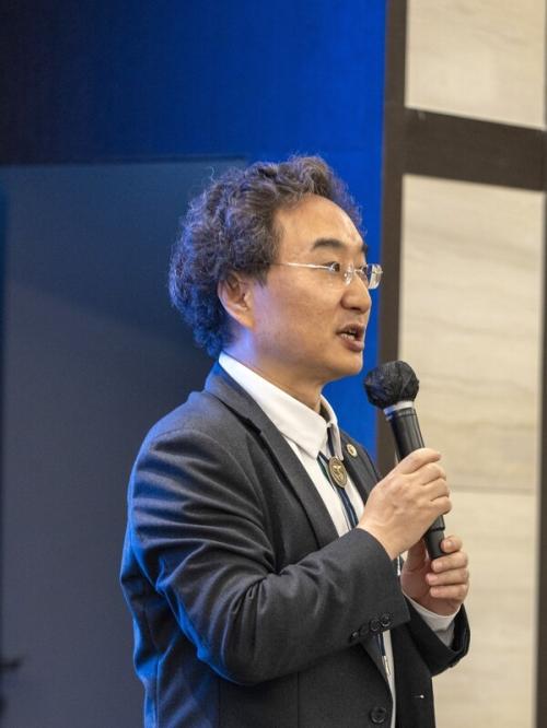 �κ��� �뱸���ǻ�ȸ���� �λ縻�� �ϰ� �ִ�.