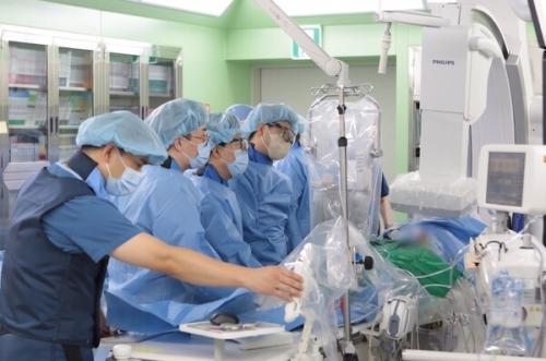������ �뵿���Ǹ� ġȯ��(TAVR) ���. (��������=�������б�����)