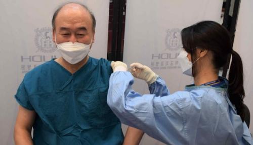 구영 서울대치과병원장이 감염관리팀 이채원 간호사에게서 코로나19 백신 추가접종을 받고 있다.