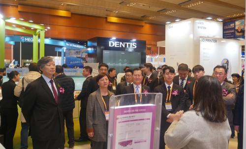 ���ܺ��� �������� �ѷ����� �ִ�.