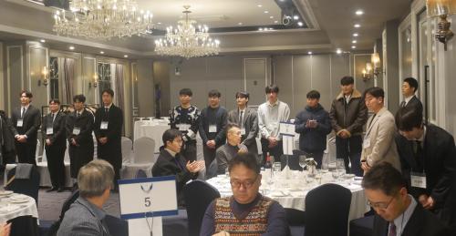 ����ġ�� ���л����� ����ȸ ����鿡�� �λ��ϰ� �ִ�.