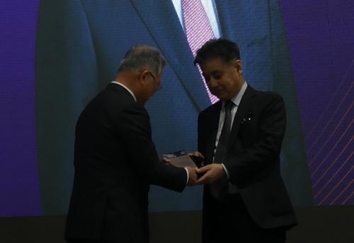 ���� �̿��� ȸ���� ������ ���忡�� �����и� �����ϰ� �ִ�.