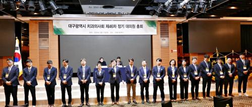 �ڼ�ȣ ȸ���� ����� �ӿ����� �λ��ϰ� �ִ�.