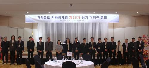 32�� ����� �ӿ����� ���� �λ縦 ���ϰ� �ִ�.