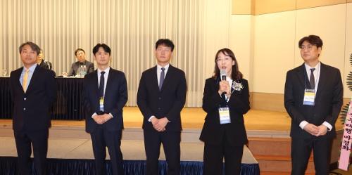 33�� ȸ����� �λ��ϰ� �ִ�.