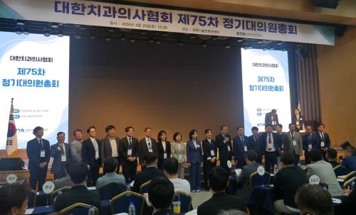 ����ġ���ǻ���ȸ ����ȭ ȸ������������ ����� �ӿ����� �λ��ϰ� �ִ�.