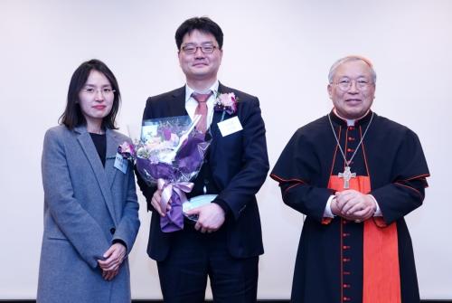 가톨릭대학교 서울성모병원 순환기내과 박훈준 교수(가운데)가 지난 15일 서울 로얄호텔에서 개최된 제14회 '생명의 신비상' 시상식에서 생명과학분야 장려상을 수상했다.