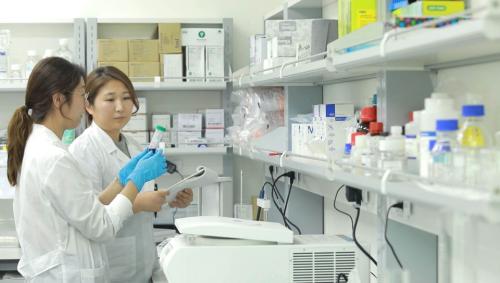 압타바이오 연구원들이 개발중인 신약 후보물질 연구(R&amp;D)에 몰두 하고 있다.